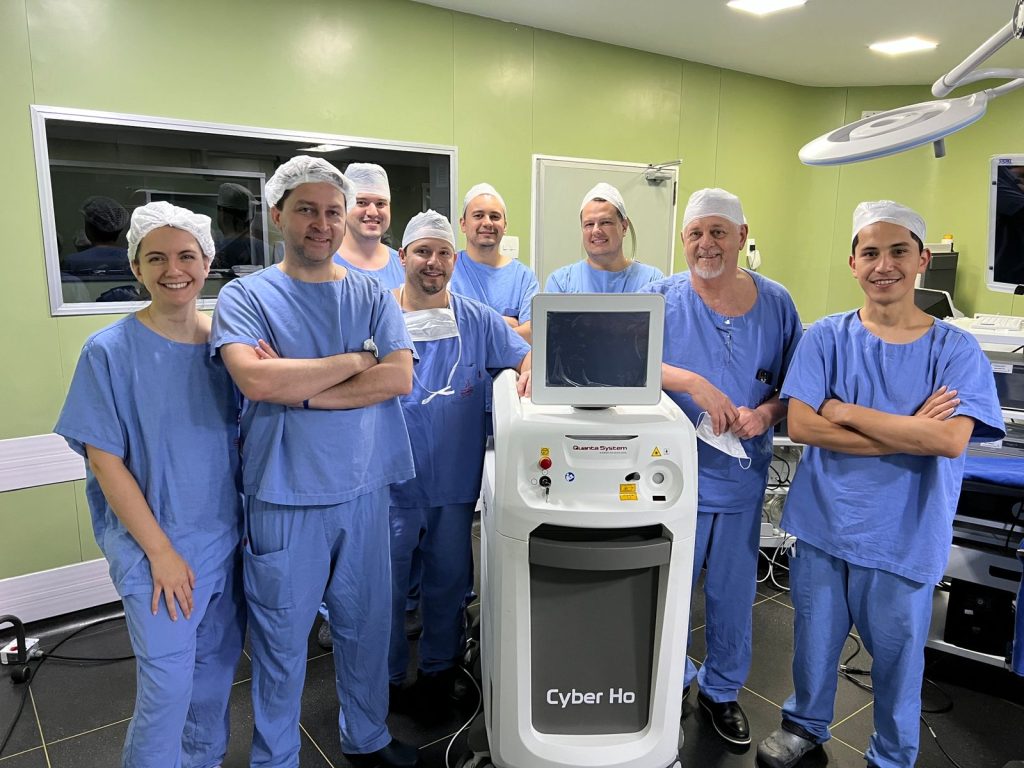 Equipe médica que realizou a cirurgia de remoção de próstata com o maior volume registrado no Brasil.